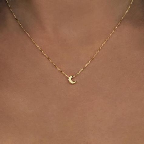 Dainty Moon Necklace, Single Diamond Necklace, Moon Necklace Gold, Gold Moon Necklace, Boho Layering, Gold Necklace Simple, Small Necklace, Classy Jewelry, Gold Necklace Designs