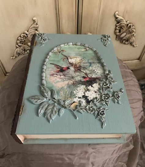 Decoupage Ideas Wood, Decoupage Boxes Ideas, Decopage Ideas Decoupage, Art Book Ideas, Decoupage Books, Gift Topper Ideas, Wrapping Gifts Ideas Creative, Wrapping Gifts Ideas, Decoupage Box Vintage