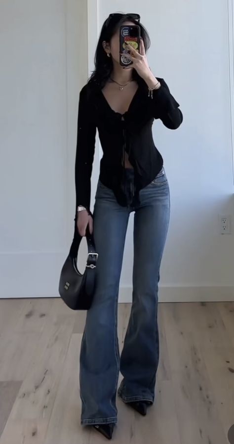 @hope.cee Cute Outfits With Basic Clothes, High Heel Jeans Outfit, Fits With Bootcut Jeans, Flared Jeans With Heels, Flared Bottoms Outfit, High Heel Outfits Casual, Kitten Heel Jeans Outfit, Aesthetic Bootcut Jeans Outfit, Date Looks Outfits