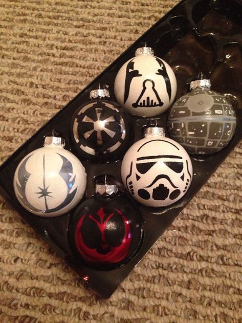 Submission to 'Star Wars Gift Ideas' Star Wars Ornaments, Star Wars Christmas Ornaments, Star Wars Christmas Tree, Geeky Christmas, Nerdy Christmas, Geek Christmas, Star Wars Crafts, Diy Star, Star Wars Diy