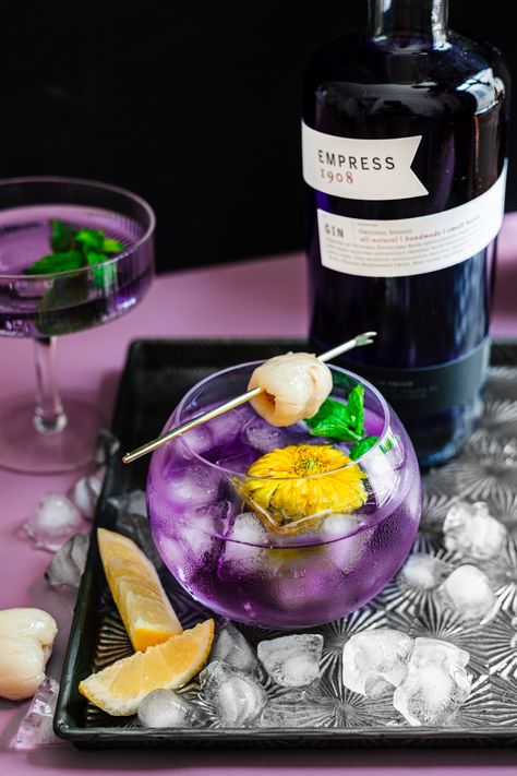 Lychee gin smash with purple empress gin in a globe cup with mint, lychee, and flowers in a starburst tray Empress Gin, Empress 1908 Gin, Easy Gin Cocktails, Cocktail Maker, Coctails Recipes, Gin Drinks, Fruity Drinks, Cocktail Menu, Gin Cocktails