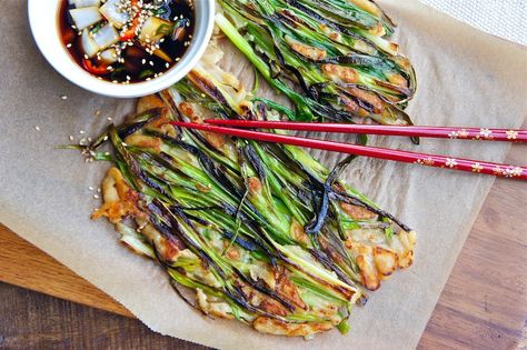 // pajeon Korean Green Onion Pancake Recipe, Korean Green Onion, Green Onion Pancake Recipe, Scallion Pancake Recipe, Green Onion Pancake, Recipe Korean, Onion Pancake, Bawang Bombay, Scallion Pancakes