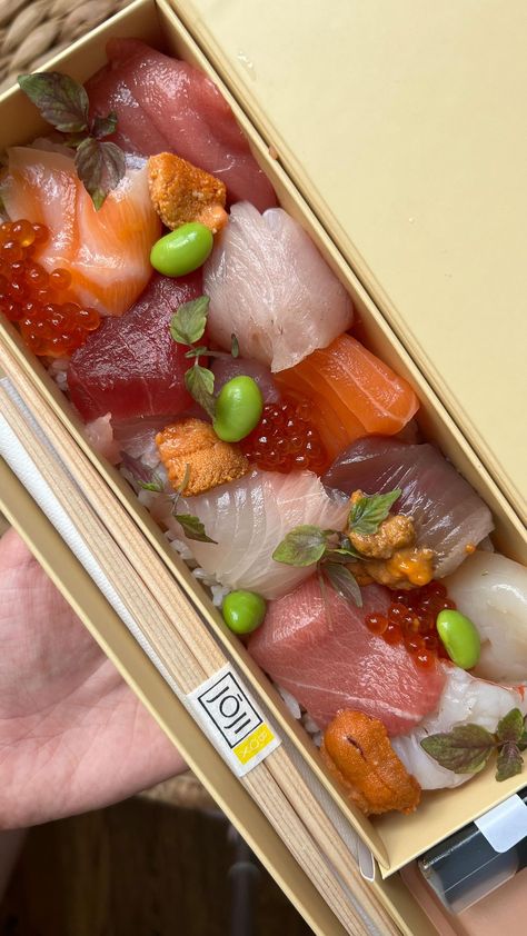 This may be some of the highest quality sushi takeout in NYC @jojiboxnyc 🍣 🥡 This takeout is an extension of the fine dining Omakase… | Instagram Sushi Takeout, Omakase Restaurant, Sushi Omakase, Carnivore Lifestyle, Omakase Sushi, Sashimi Sushi, Salmon Roe, Food To Go, Fresh Fish