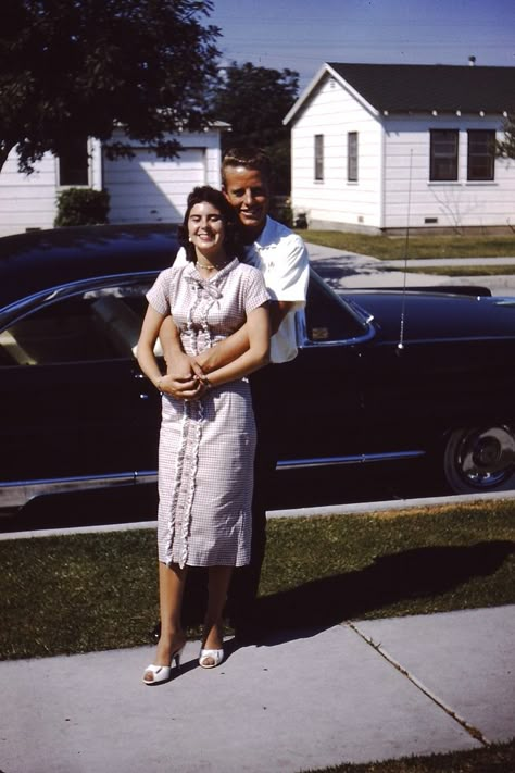 1958 1950s Color Photos, Car Backdrop, The Wonder Years, Vintage Couple, Living In The Past, Couple Inspiration, Retro Photos, Vintage Couples, Go Back In Time