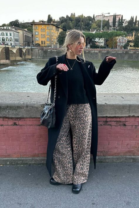 The leopard-print jeans trend is taking off this season. From Ganni to SÃ©zane, shop the best styles here. Print Jeans Outfit, Leopard Jeans Outfit, Leopard Pants Outfit, Leopard Print Pants Outfit, Printed Pants Outfits, Leopard Print Outfits, Jeans Trend, Animal Print Jeans, Chique Outfit