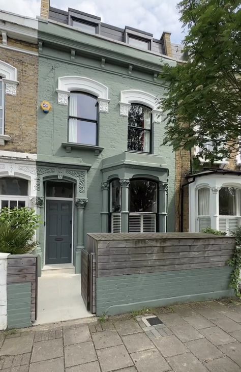 Spotted via Instagram Painted Townhouse Exterior, Victorian Terrace Exterior, Victorian Terrace House Exterior, Curb Appeal Uk, Terraced House Exterior, London House Exterior, Landscaping Front Of House, Pretty Architecture, Bungalow Remodel