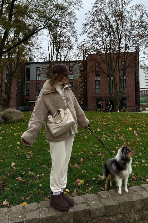 Chocolate Uggs Outfit, Ugg Outfits Winter, Chocolate Ugg Boots, Uggs Outfit Winter, Chilly Weather Outfits, Brown Boots Outfit, Short Hair Outfits, Outfit With Uggs, Brown Winter Boots