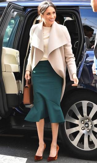 Meghan Markle wearing velvet pumps Estilo Meghan Markle, Princ Harry, Meghan Markle Outfits, Green Midi Skirt, Prins Harry, Kate And Meghan, Meghan Markle Style, Estilo Real, Career Fashion