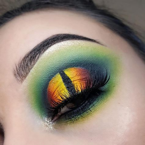 Dinosaur Makeup Halloween, Fantasy Eyeshadow Looks, Green Dragon Makeup, Diy Dragon Makeup, Dinosaur Make Up Women, Jurassic Park Makeup Ideas, Dragon Eye Makeup Halloween, Dragon Eyes Makeup, Snake Eyeshadow Look