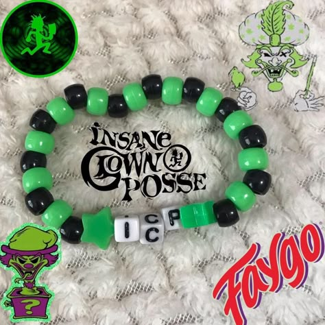 Clay Bead Bracelet Ideas Grunge, Clay Bead Bracelet Ideas Emo, Band Kandi Bracelets, Bracelet Ideas Grunge, Horror Kandi, Emo Bracelet Ideas, Clown Bracelet, Band Kandi, Band Bracelet Ideas