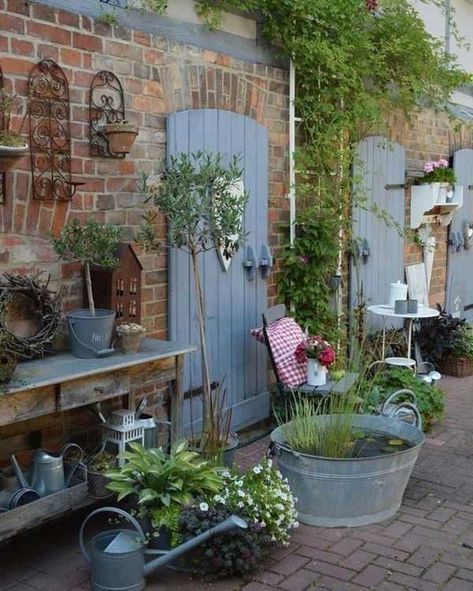 To create an inviting courtyard garden on your property, it is essential to personalize your space and add some verdant greenery for an outdoor oasis. Letting Things Go, Rustic Garden Design, Plants And Pots, Rustic Backyard, Garden Decor Diy, Let Them Be, Vintage Garden Decor, Landscape Design Plans, Have Inspiration