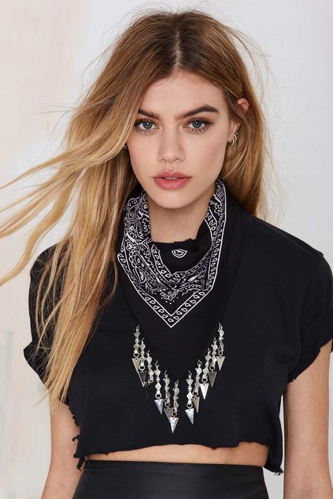 Bandana Outfit, Looks Country, Scarf Outfit, Bandana Styles, Vanessa Mooney, Bandana Hairstyles, Cooler Look, Festival Looks, Glam Rock