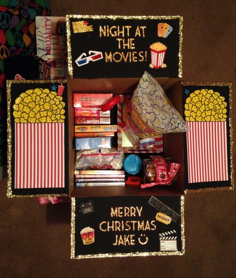 Movie Package Gift Ideas, Film Lover Gift Ideas, Movie Gifts Ideas, Movie Night Box Ideas, Movie Box Gift Diy, Movie Themed Gift Basket, Movie Gift Basket Ideas, Movie Night Kit, Movie Night Box