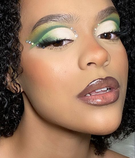 Green makeup look makeup for black girls euphoria makeup beautiful makeup gorgeous makeup prom makeup Green White Makeup, Green And White Makeup Looks, Green And White Eye Makeup, Green Cut Crease Eyeshadow, Eras Makeup, Green Makeup Looks, Green Cut Crease, White Eye Makeup, Eyeshadow Green