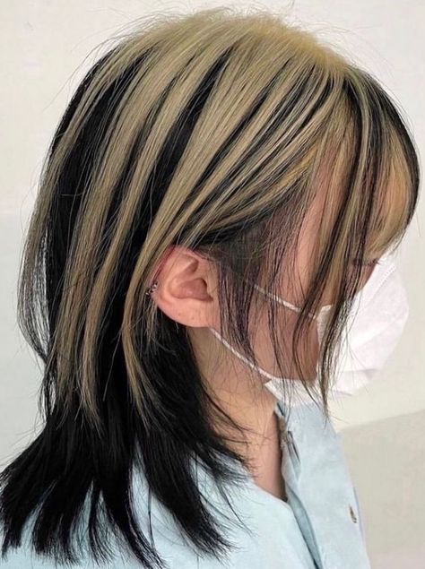 Best Korean Secret Two-Tone Hair Color Ideas to Inspire You, The best Korean secret two-tone hair color ideas! Sharing the hottest Korean hair color trends that will look amazing on you! 30 Classy Block Dyed Hair You'll Want to Copy Immediately. #blockdyedhair #blockdyedhairshort #blockdyedhaircurly #blockdyedhairblonde Block Dyed Hair, Two Tone Hairstyle, Hidden Hair Color, Hair Stripes, Skunk Hair, Two Tone Hair, Two Toned Hair, Korean Hair Color, Peekaboo Hair