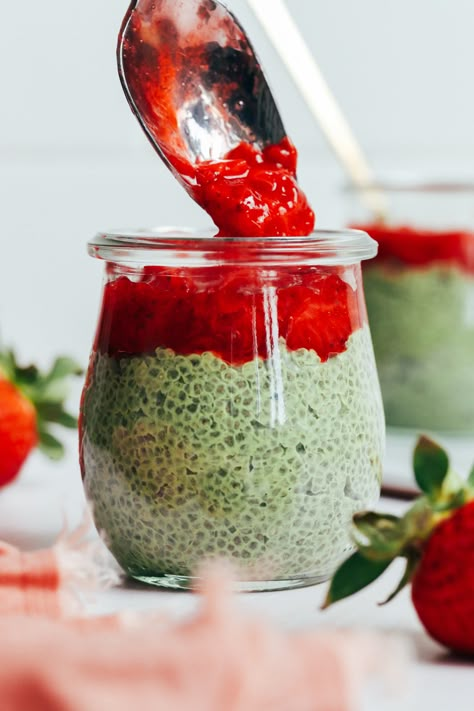 Strawberry Matcha Chia Pudding - Minimalist Baker Recipes Pomegranate Chia Pudding, Creamy Matcha, Matcha Chia Pudding, Peanut Butter Overnight Oats, Strawberry Matcha, Matcha Dessert, Chia Recipe, Strawberry Compote, Berry Compote