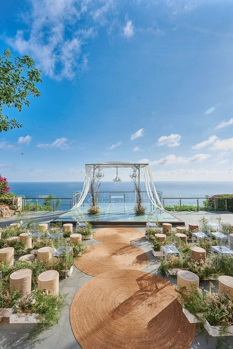 Introducing a beautiful new wedding theme – the Air Wedding, created by Tirtha decoration service Hanamizuki by Tirtha at Tirtha Uluwatu in Bali! This romantic and sustainable design will be launched in 2022 to fulfill the destination wedding dream you’ve been waiting for. » Praise Wedding Community Tirtha Uluwatu Wedding, Beachside Wedding Decor, Destination Wedding Decor, Decoration Evenementielle, Beachside Wedding, Wedding Concept, Dream Wedding Decorations, Ocean Wedding, Water Wedding