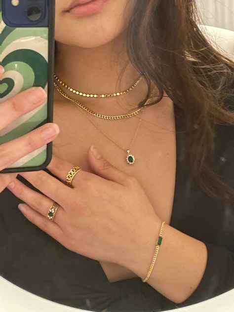 Emerald Aesthetic Jewelry, Dark Green Dress With Gold Jewelry, Dark Green Jewelry Aesthetic, Dark Green Dress Gold Accessories, Green Hoco Aesthetic, Dark Green Jewellery, Emerald Prom Jewelry, Green Dress Gold Jewelry, Green Prom Dress Jewelry