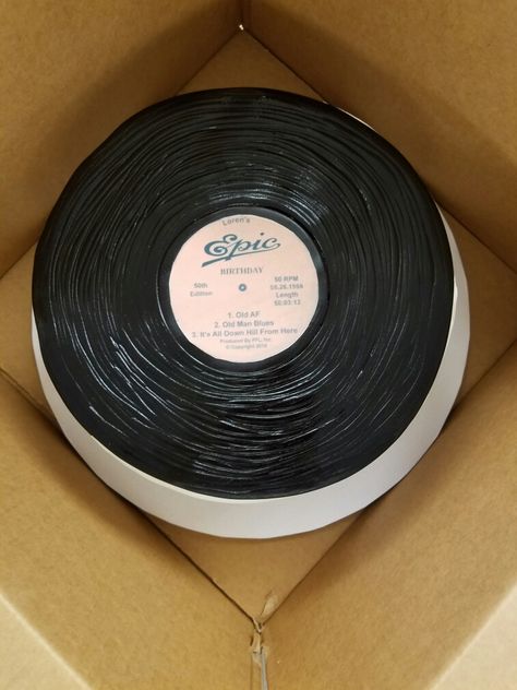 50th Birthday Cake Aesthetic, Record Cakes Vinyl, Concert Cake Ideas, Vinyl Record Cake Ideas, Vinyl Record Cookies, Vinyl Record Birthday Cake, Vinyl Party Decorations, Vinyl Cake Ideas, Vinyl Birthday Cake