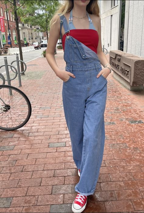 City outfit, overalls style, converse, red outfits, cute, aesthetic, cool, street outfit. Converse Red Outfit, Outfits Cute Aesthetic, Outfit Ideas Converse, Red Converse Outfit, Overalls Style, Fit Checks, City Outfit, Red Outfits, Overalls Fashion