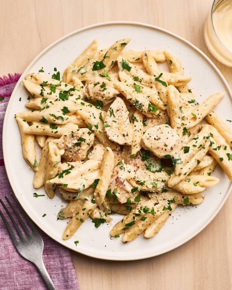 Everything is done in the same skillet in this chicken Alfredo recipe: the chicken is browned, the pasta is cooked right in broth in the same pan, and the ingredients to finish the sauce go right in at the end. Perfect for a busy weeknight. Easy Chicken Alfredo Pasta, Chicken Alfredo Sauce, Panini Recipes Chicken, Braised Chicken Breast, Resep Pasta, Crockpot Chicken Breast, Pasta Recipes Alfredo, Pasta Alfredo, Chicken Skillet