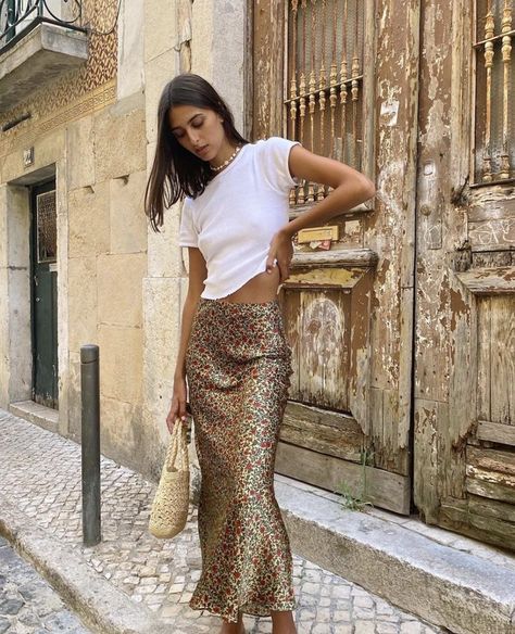 @salome.mory French Girl Outfits, Parisian Summer, France Outfits, French Women Style, Parisian Women, Simple Summer Outfits, Europe Outfits, Skirt And Sneakers, Italy Outfits