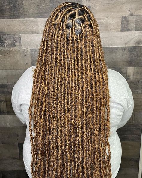 @goldielocs.llc’s Instagram photo: “Island Gal Soft Locs 28 inches Color 27 Click "Book Now" to book your next appointment 🤍” Black Soft Locs With Blonde Highlights, Soft Locs 27 Color, Soft Locs Honey Blonde, Color 27 Faux Locs, 27 Soft Locs, Color 27 Soft Locs, Honey Brown Faux Locs, Brown And Blonde Soft Locs, Faux Locs Honey Blonde