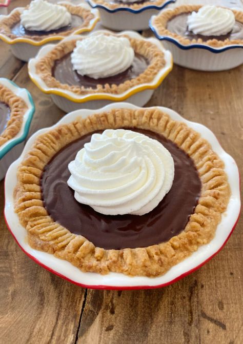 Mini Chocolate Cream Pies recipe from RecipeGirl.com #mini #miniature #chocolate #cream #pie #pies #dessert #recipe #RecipeGirl Mini Chocolate Cream Pies, Mini Chocolate Pies, Chocolate Cream Pies, Mini Chocolate Pie, Cherry Slab Pie, Pies Dessert, Chocolate Meringue Pie, Blueberry Cream Pies, Chocolate Cream Pie Recipe