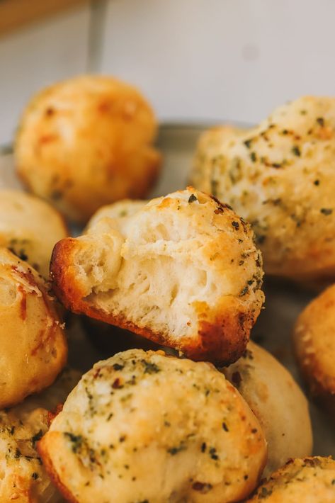 These easy garlic bread bites are the perfect appetizer! Butter, spices, parmesan cheese and biscuit dough - your guests will love these! Garlic Cheese Bites, Bread Appetizers Easy, Garlic Bread Bites, Parmesan Bread Bites, Bread Bites Recipe, New Year's Eve Food, Easy Garlic Bread, Garlic Butter For Bread, Frozen Garlic Bread