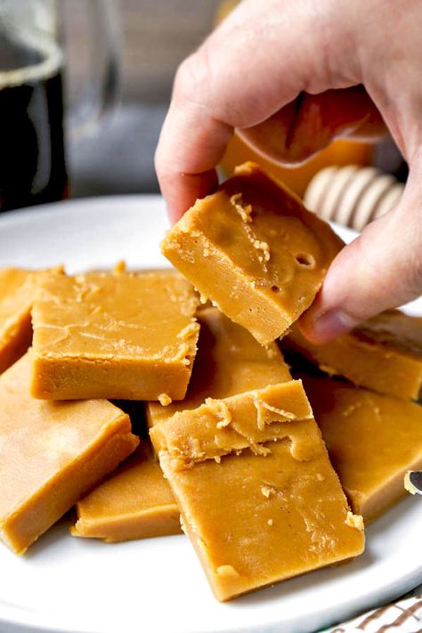 Honey Fudge Recipes, Healthy Fudge Recipe, Honey Fudge, Dairy Free Fudge, Healthy Fudge, Peanut Butter And Honey, Honey Dessert, Healthy Honey, Fudge Recipes Easy