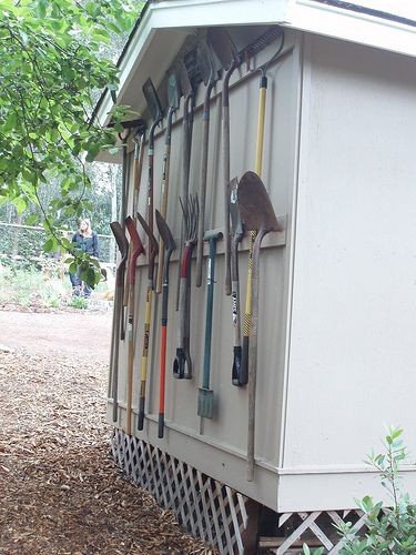 Garden tool storage Shed Organisation, Yard Tool Storage Ideas, Garden Tool Rack, Storage Shed Organization, Diy Storage Shed, Garden Tool Organization, Shed Organization, Garden Tool Shed, Yard Tools