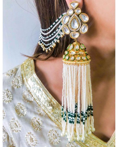 #BridalTrendAlert: The 80’s Bahubali Earrings Are Back! #shaadiwish #indianwedding #indianjewellery #jewellery #jewellerydesigns #earrings #heavyearrings Bahubali Earrings, Bridal Jewellery Inspiration, Indian Jewelry Earrings, Indian Bridal Jewelry Sets, Bridal Jewellery Design, Antique Jewellery Designs, Heavy Earrings, Indian Jewellery Design Earrings, Bridal Fashion Jewelry