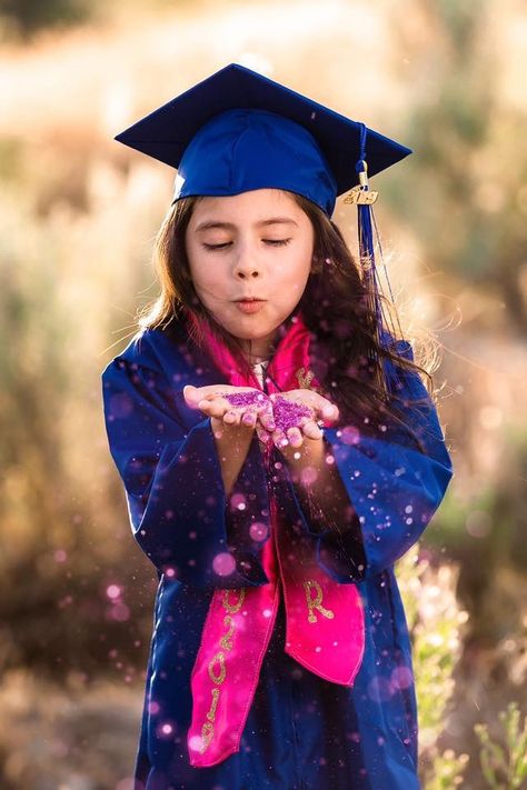 Graduation Picture Ideas Kindergarten, Kindergarten Graduation Pictures Friends, Graduation Photos Kindergarten, Graduation Pictures Elementary School, Kindergarten Grad Picture Ideas, Outdoor Kindergarten Graduation Pictures, Girl Kindergarten Graduation, Kindergarten Photo Shoot Ideas, Kindergarten Graduation Pictures Pink