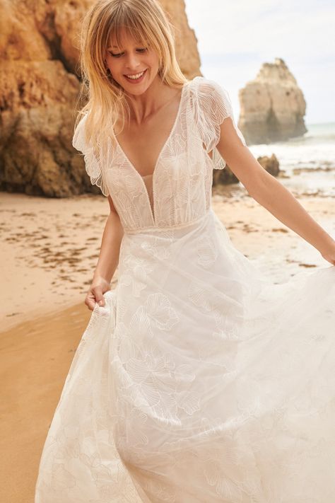 Merveilleuse Golden Days collection - Rembo Styling Wedding Dresses Whimsical, Rembo Styling, Moda Hippie, Boho Wedding Gowns, Wedding Gown Styles, Estilo Hippy, Hippy Chic, Bohemian Bride, Wedding Boho