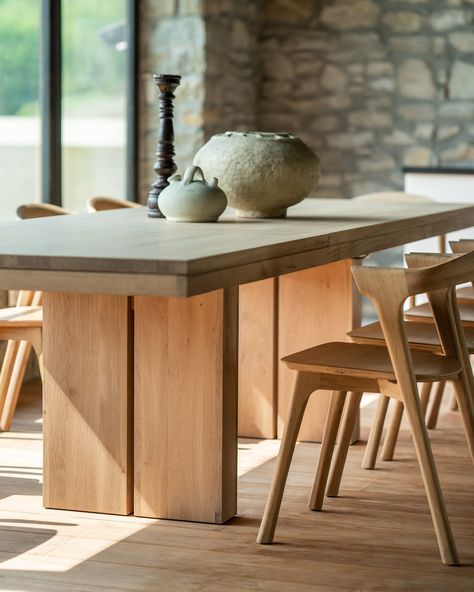 The Double Extendable Dining Table is a successful combination of pure lines and a solid look✨ Big Dining Table, Dining Table Oak, Timber Table, La Rive, Extension Dining Table, Table Set Up, Compact Living, Oak Dining Table, European Design