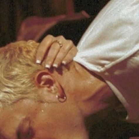 Y2K DAILY on Instagram: "eminem kissing a fan in the audience at one of his shows, 1999" Eminem Kissing, The Slim Shady, Eminem Photos, Eminem Slim Shady, Bola Basket, 90s Rap, The Real Slim Shady, Marshall Mathers, Rap God