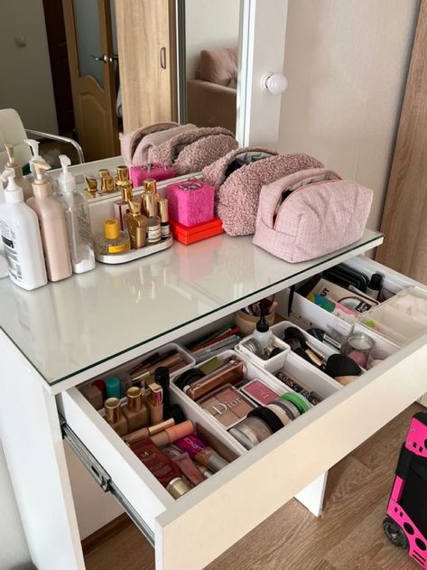 Bedroom Cosmetic Storage Ideas, Aesthetic Apartment Organization, Makeup Desk Drawer Organization, Organizing Ideas For Bedrooms Aesthetic, Organization For Room Bedrooms, Organization Room Aesthetic, Vanity Aesthetic Organization, Storage Aesthetic Bedroom, Organizing Ideas Aesthetic