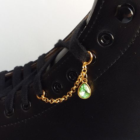 Shoe Lace Jewelry, Shoe Chains Diy, Crochet Shoelaces, Shoelace Beads, Beads On Shoes, Shoe Patches, Shoelace Accessories, Shoe Charms Diy, Shoe Accessories Diy