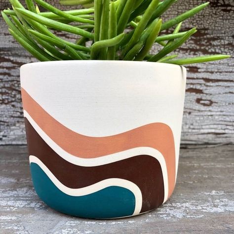 Planter Pot Design Ideas, Terracotta Pots Painted Ideas, Drawing On Flower Pot, Clay Pot Design, Pottery Flower Pots Handmade, Clay Planters Diy, Cute Plant Pot Designs, Flower Pot Painting Ideas Aesthetic, Ceramic Pot Painting