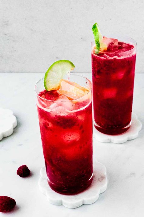 Raspberry Lime Mocktail, Sweet Mocktail Recipes, Mocktails Raspberry, Raspberry Mocktail Recipe, Raspberry Mocktails, Fun Drinks Nonalcoholic, Drink Essentials, Fizz Mocktail, Mocktail Bar