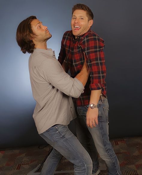 Supernatural Actors, Jensen And Misha, John Winchester, Supernatural Tv Show, Winchester Boys, Jared And Jensen, Supernatural Memes, Supernatural Dean, Jeffrey Dean Morgan