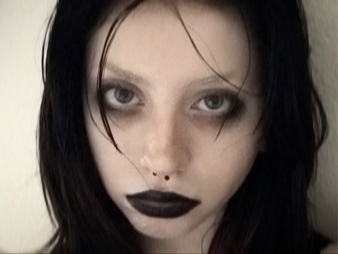 Goth Makeup No Eyebrows, Goth Makeup No Lashes, Minimalist Goth Makeup, Daily Goth Makeup, Trad Goth Makeup Looks, Minimal Goth Makeup, Clean Goth Makeup, Masculine Goth Makeup, 90s Punk Makeup