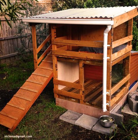 Double Story Dog House, sits infront of kennel. Upstairs balcony and front porch. One spoilt pooch! Melbourne Australia. Made with recycled timber by niclema@gmail.com Elevated Dog House Outdoor, Two Story Dog House Diy, Diy Dog House With Porch, Two Story Dog House, Dog House Diy Plans, Double Dog House, Dog Resort, Dog Mansion, Dog House With Porch