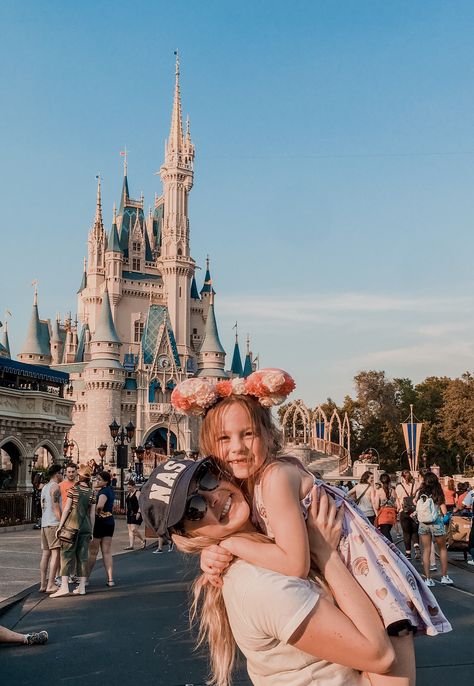 Family Disney Trip Pictures, Family At Disney Aesthetic, Disney World Aesthetic Family, Magic Kingdom Photo Ideas Family, Family Disney Aesthetic, Family Disney Pictures Ideas, Disney Family Pictures, Family At Disney, Disneyland With Kids