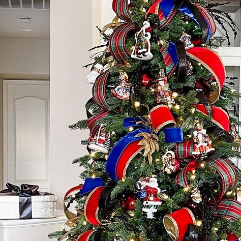 Jeanna Crawford on Instagram: "You didn’t know you needed... A rotating Christmas tree ✨ Chistmasers decorate 360 degrees - so you might as well show it off! SAVE THIS POST NOW - because it has all the details you’ll need to create your own rotating look! My favorite rotating stand + Christmas tree combo assembles like a breeze and requires just one simple plug for all that movement. Here’s where you **need** a rotating tree: 🎁🎁🎁 Small spaces that need a big design moment Bay windows facing the street that demand the ultimate in Christmas curb appeal Kids’ rooms - because they’ll be OBSESSED And here’s my go-to list of themes that are **the vibe** for a rotating Christmas tree: Treasure trees, like the one pictured here, so that every memory gets its moment Glitz and glass - Natal, Bay Window, Kerb Appeal, List Of Themes, Rotating Christmas Tree, 2024 Christmas, Bay Windows, Big Design, Tree Ideas