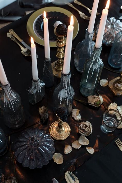 20 Gothic Halloween Party Decor Ideas - Lady Celebrations Many Candles, Elegant Halloween Decor, Gothic Party, Table Halloween, Classy Halloween, Halloween Tablescape, Halloween Themed Wedding, Halloween Party Dinner, Halloween Table Decorations