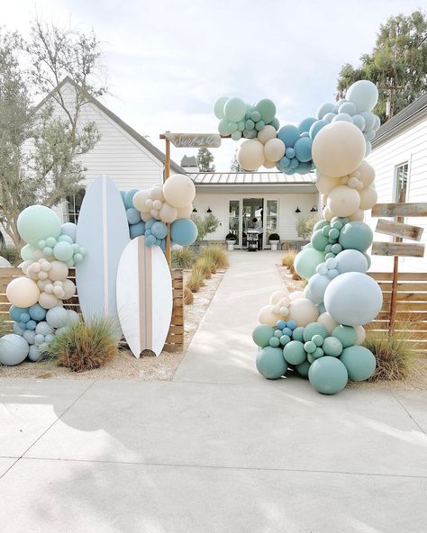 Girly Baby Shower Themes, Surfer Baby Shower, Modern Baby Shower Themes, Surfer Party, Summer Baby Shower Themes, Surf Birthday Party, Surfer Baby, Fall Baby Shower Themes, Surf Birthday