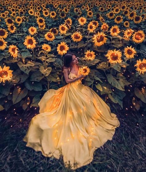 Sunflower Photography, Fairytale Photography, Photographie Portrait Inspiration, Fantasy Photography, Princess Aesthetic, Fantasy Dress, Beautiful Photography, 그림 그리기, Yellow Dress