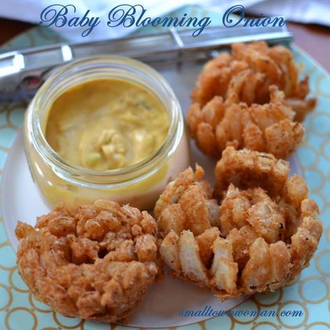 Appetizers Football, Blooming Onions, Onion Appetizers, Oatmeal Pancakes Healthy, Small Town Woman, Football Appetizers, Blooming Onion, Onion Vegetable, Chipotle Mayo