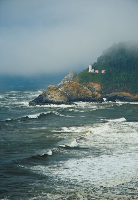 Heceta Head Lighthouse, State Of Oregon, Oregon Travel, Oregon Coast, Oh The Places Youll Go, Nature Travel, Pacific Northwest, Beautiful World, Beautiful Landscapes